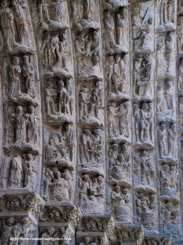 DETALLE ARQUIVOLTAS LADO SUR. TORMENTOS INFERNALES